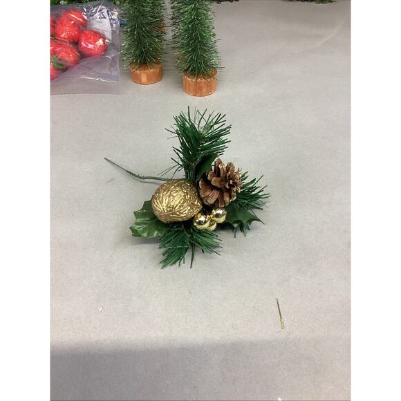 Lot Of 18 - Christmas Wreath, 5 Mini Trees, 2 Centerpieces & Strawberry Ornamen - Picture 6 of 16